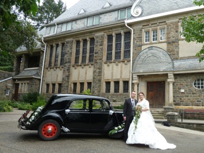 ... Oldtimer "Amélie" vor der ev. Hauptkirche in Wuppertal-Sonnborn ...